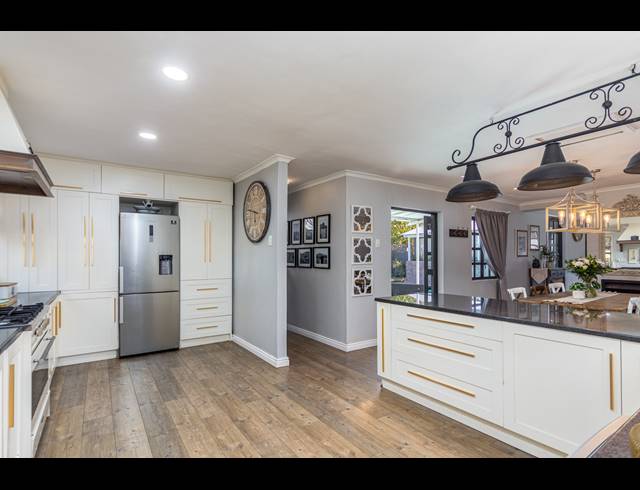 6 BEDROOM FREEHOLD FOR SALE IN FLAMINGO VLEI